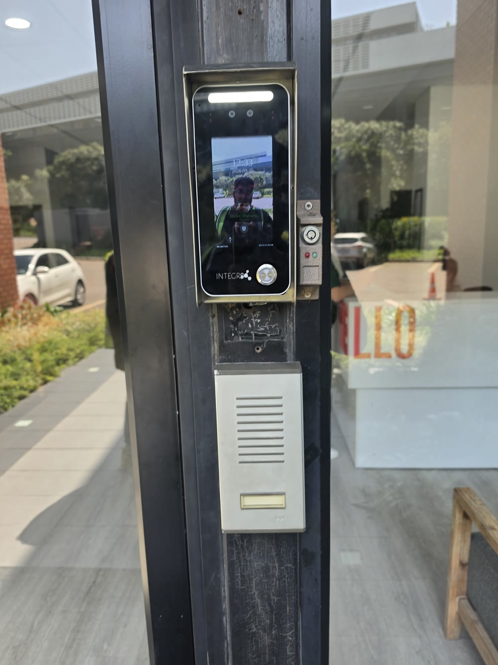 Biometric reader fitted at a glass entrance
